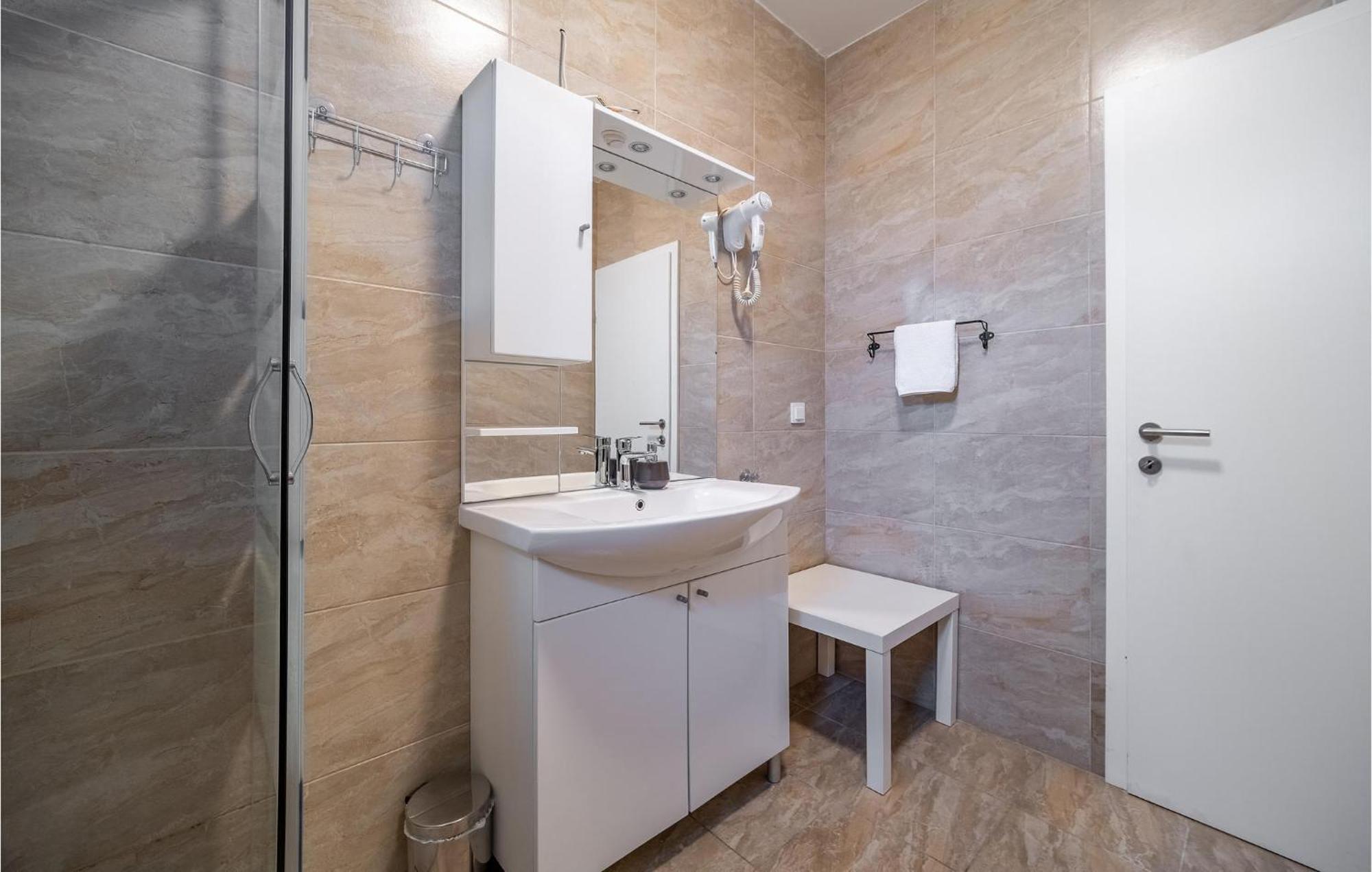 1 Bedroom Beautiful Apartment In 라코비카 외부 사진