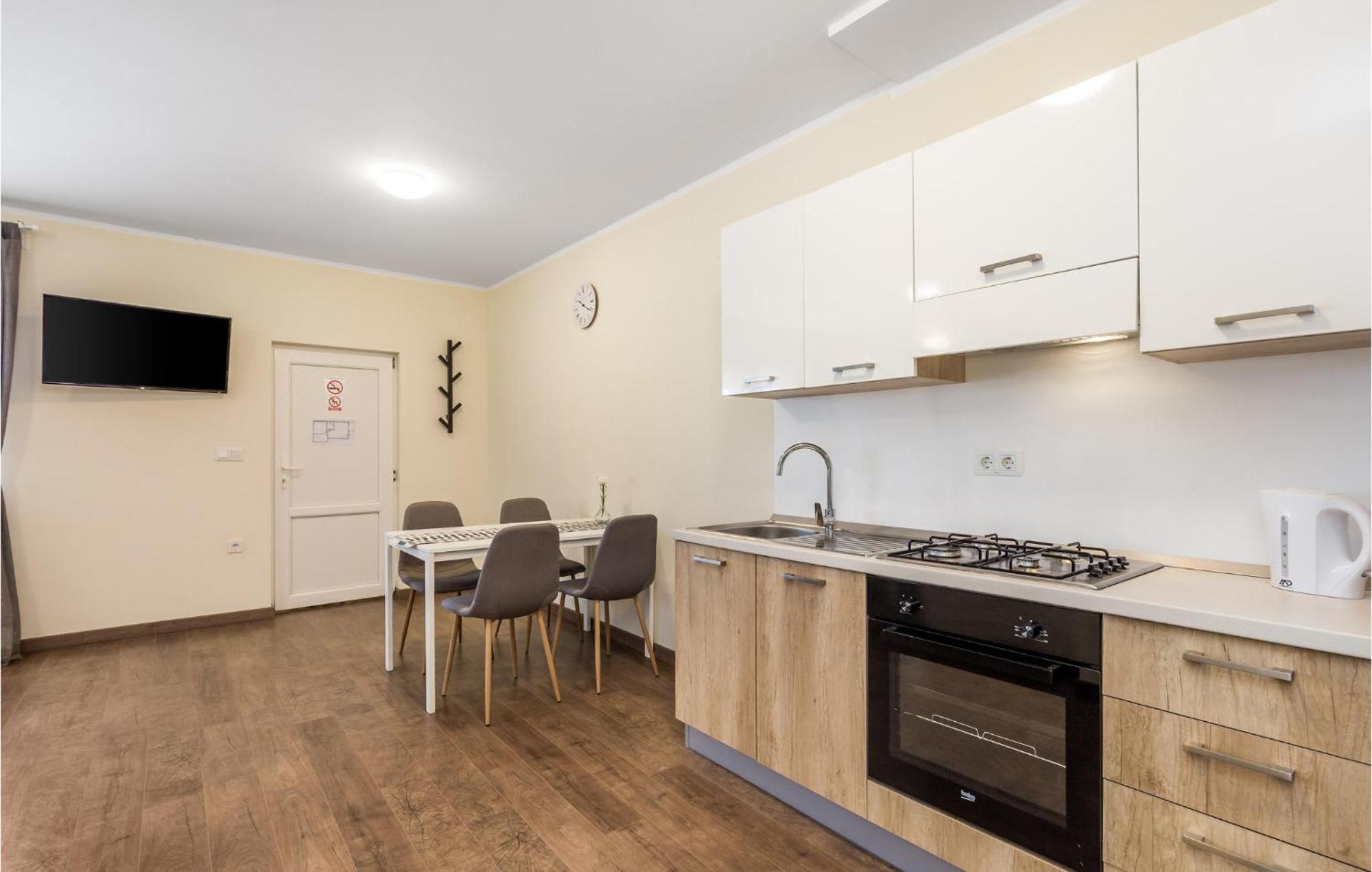 1 Bedroom Beautiful Apartment In 라코비카 외부 사진